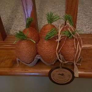 2/ 10$ decor ❤️ NWT Six 3” Sweet yarn wrapped “ carrots”